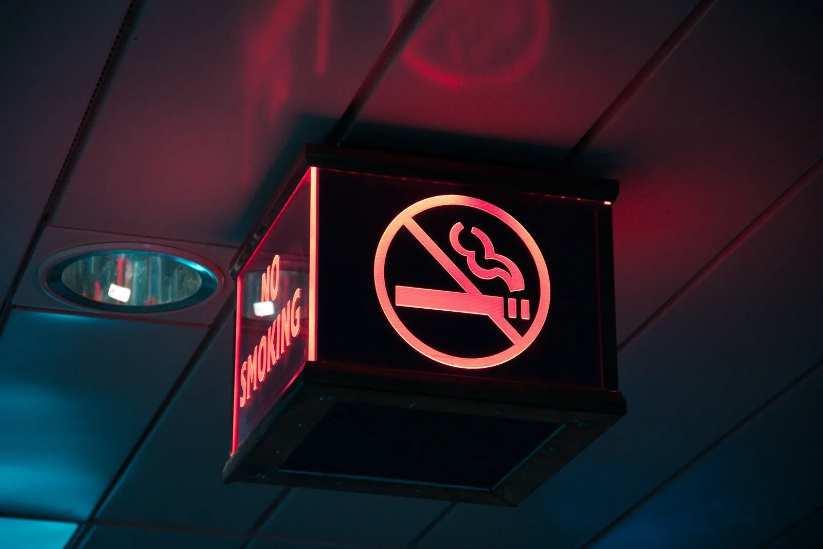 powered-on no smoking box