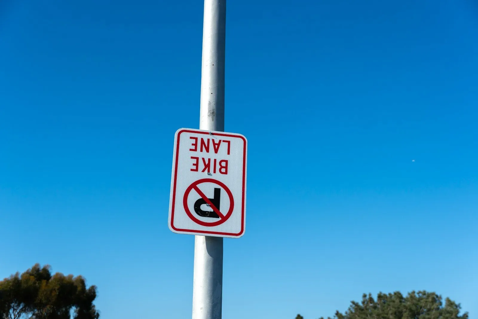 No u-turn bike lane sign on pole